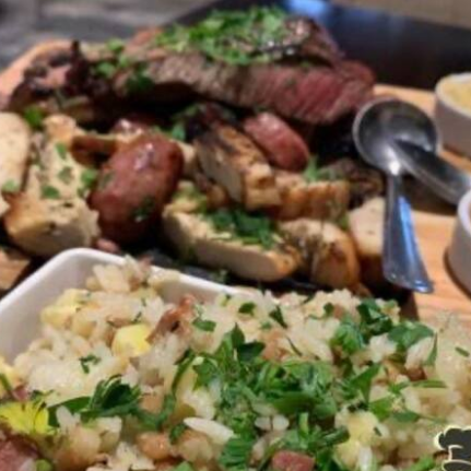 Um delicioso baião de dois com churrasco misto na chapa (carne, frango e linguiça), vinagre e batata frita e farofa .