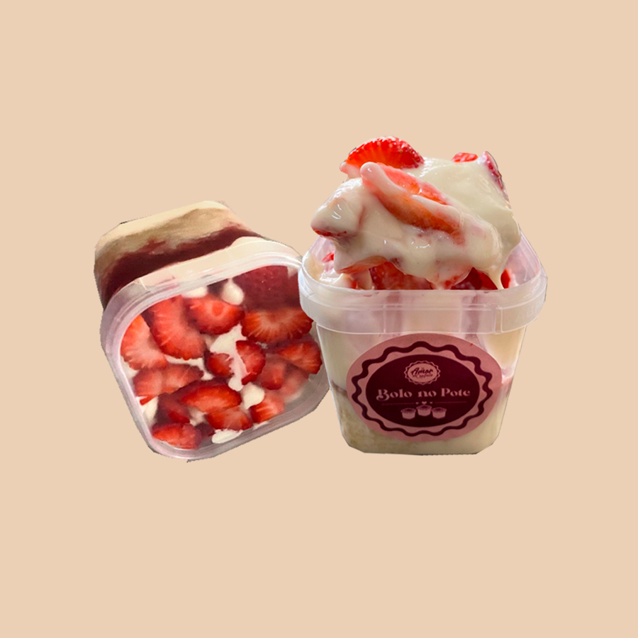 Bolinho de baunilha intercalado com camadas de brigadeiro de Ninho, geleia de morango, pedacinhos de morango, cobertura de Ninho decorado com morangos