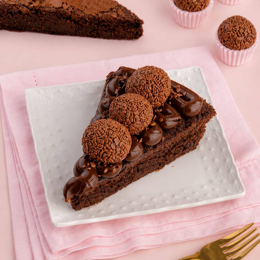 Brownie de chocolate super úmido e intenso, coberto com uma generosa camada de brigadeiro gourmet cremoso e finalizado com deliciosos brigadeiros. Uma sobremesa para quem ama muito chocolate em cada mordida!
Peso aprox 200 g