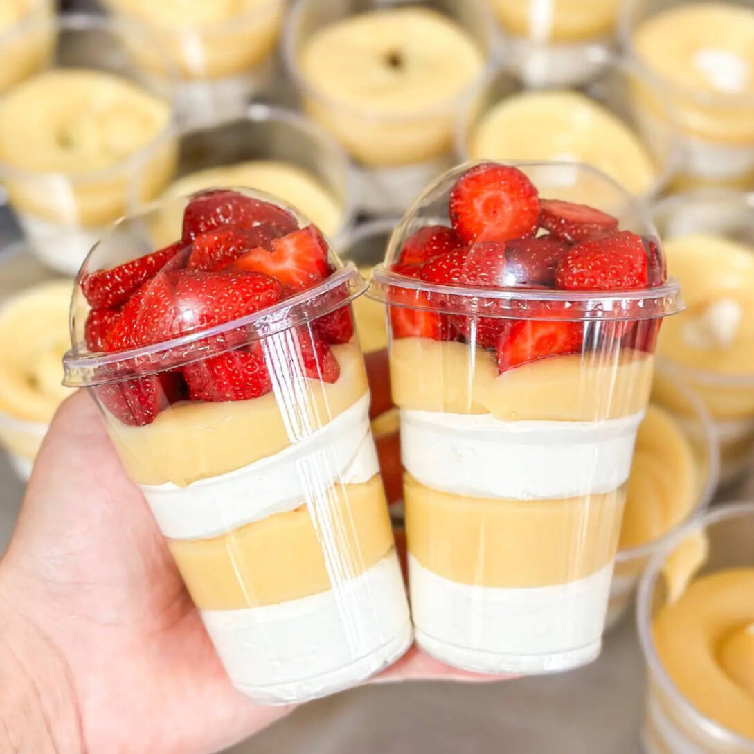 Um copo todo "branquinho" com brigadeiro de Ninho, creme de Ninho e morangos frescos. Tamanho de 250ml - serve 1 pesso