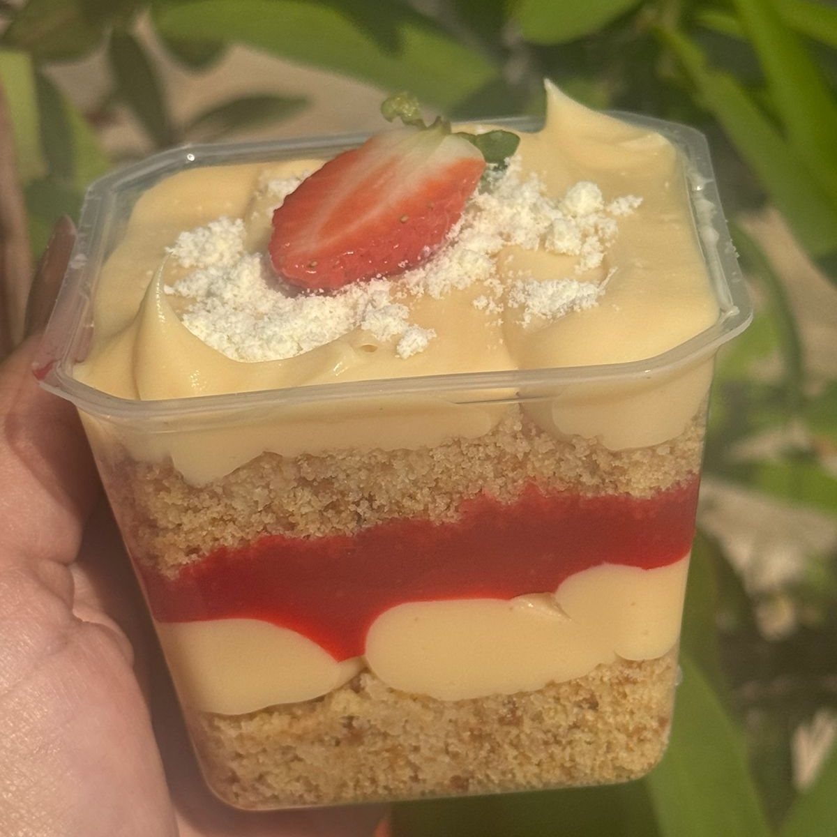 Massa de baunilha com recheio de ninho e geleia da fruta de morango. 250g