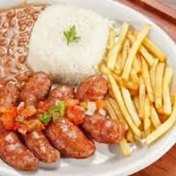 Calabresa acebolada fresca, arroz, feijão, farofa e fritas.