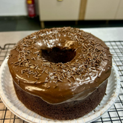 Nossa massa fofinha e saborosa combina perfeitamente com a cobertura de brigadeiro ao leite cremoso, feita com todo carinho. Um clássico irresistível para os amantes de chocolate! aprox 650g