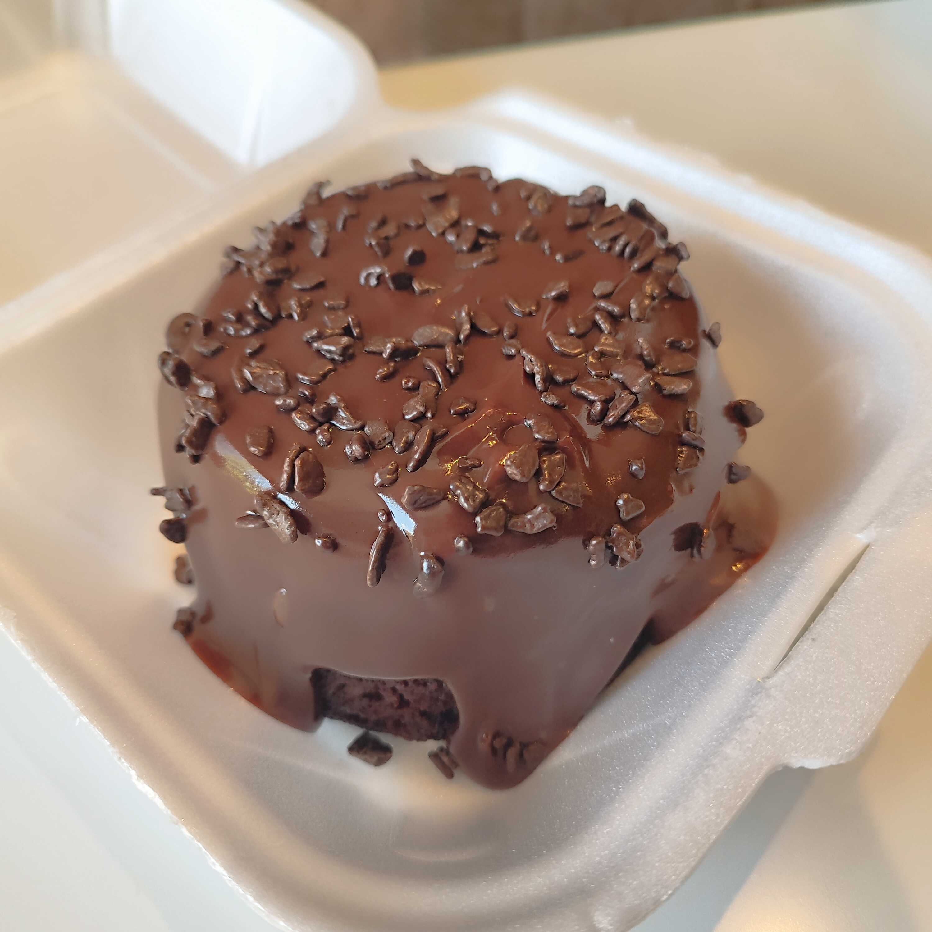 Mini Bolo Vulcão – Uma explosão de sabor em cada mordida! Pequeno no tamanho, gigante no sabor! Nosso mini bolo vulcão é feito com massa fofinha e recheio cremoso que transborda como uma verdadeira erupção de sabor. Ideal para quem quer um doce irresistível na medida certa. Perfeito para presentear ou se deliciar sozinho!