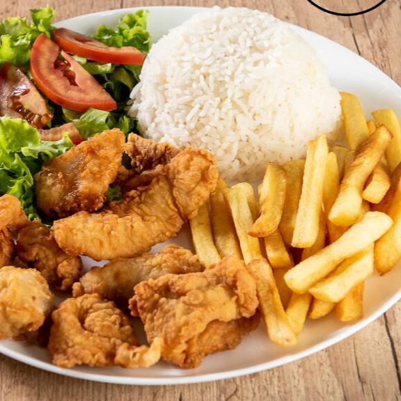 Acompanha batata frita, arroz, feijão e salada e molho de limão