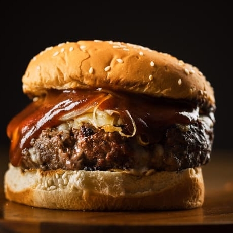 HAMBURGUESA BAÑADA DE SALSA