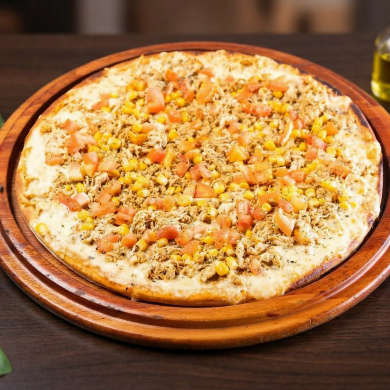 Deliciosa Pizza feita com Molho de Tomate, Mussarela, Tomate, Milho, Oregano