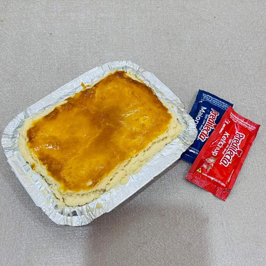 Saboroso empadão feito com massa leve e amanteigada com um recheio cremoso de frango e requeijão tipo Cream Cheese. Atenção: Não tem opção de alteração do formato do recheio do empadão. Sugestão de consumo para 01 pessoa - vasilha de 220g. refeição empadão frango queijo lanche salgado saboroso amanteigado