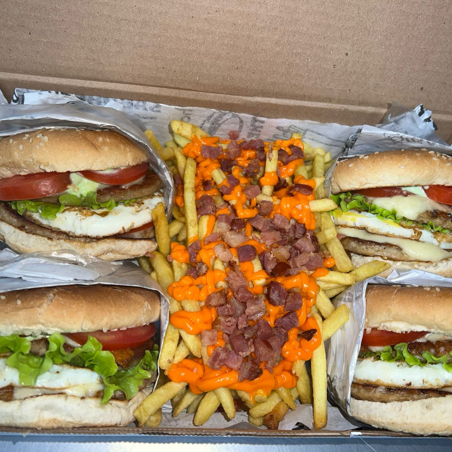 Pão,duas carnes de hamburguer ,um ovo, dois bacon´s ,queijo ,alface/tomate e molho(maionese temperada)