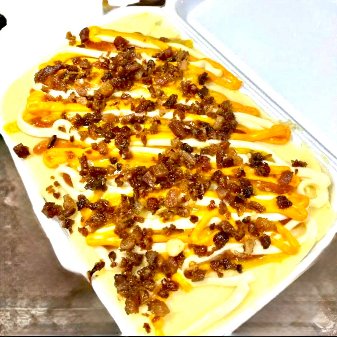 Pão tradicional de hot dog com 1 salsicha no prato katchup mostarda maionese maionese caseira barbecue cheddar catupiry milho e vinagrete purê e palha bacon e uma crosta de queijo 2