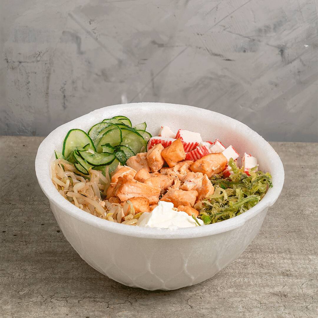 Frango grelhado, arroz japonês, molho ponzu, sunomono, cenoura, tomate cereja, cream cheese e crisp de couve. Não substituímos ingredientes, apenas retiramos. Molho já incluso no bowl, não é enviado à parte. Total aproximado da porção, 410g.