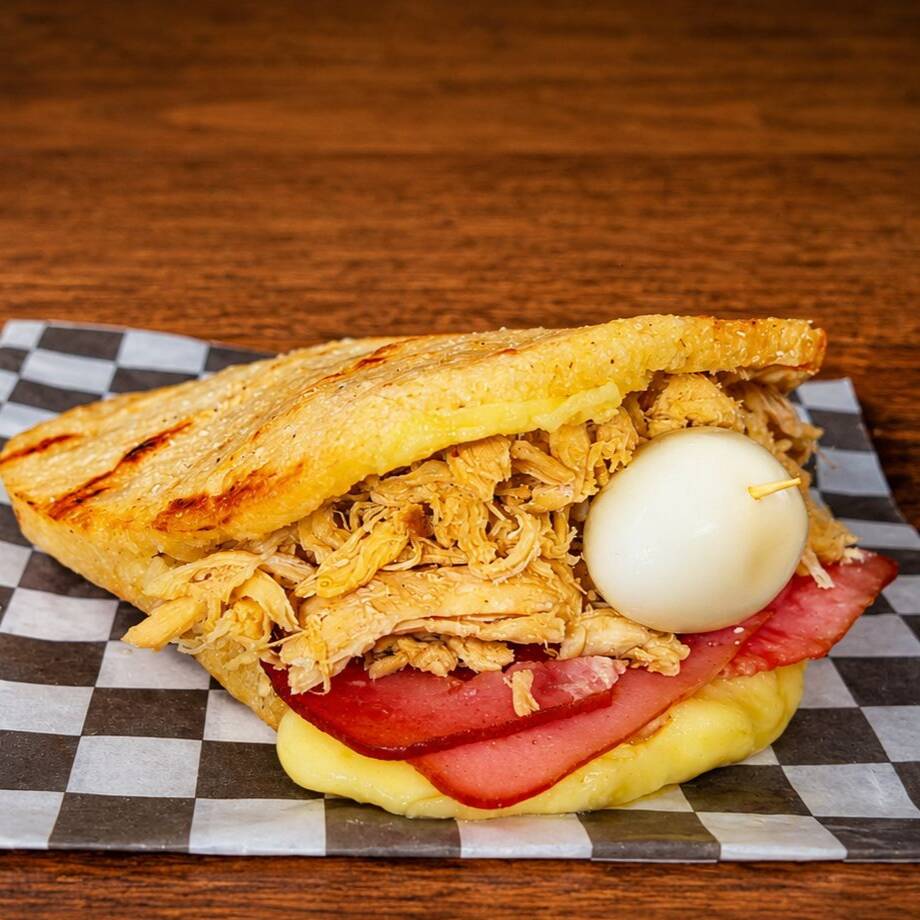 Arepa Sencilla de Queso, Jamón y Pollo