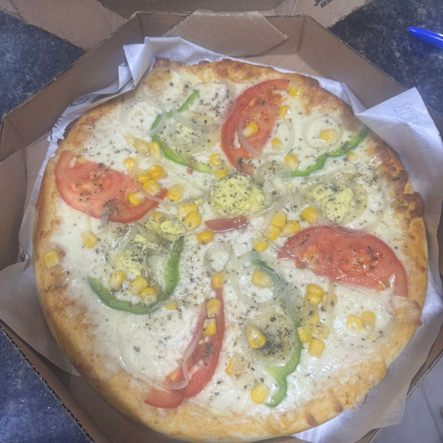 MASSA, MOLHO, MUSSARELA, TOMATE, PIMENTAO, MILHO E OREGANO