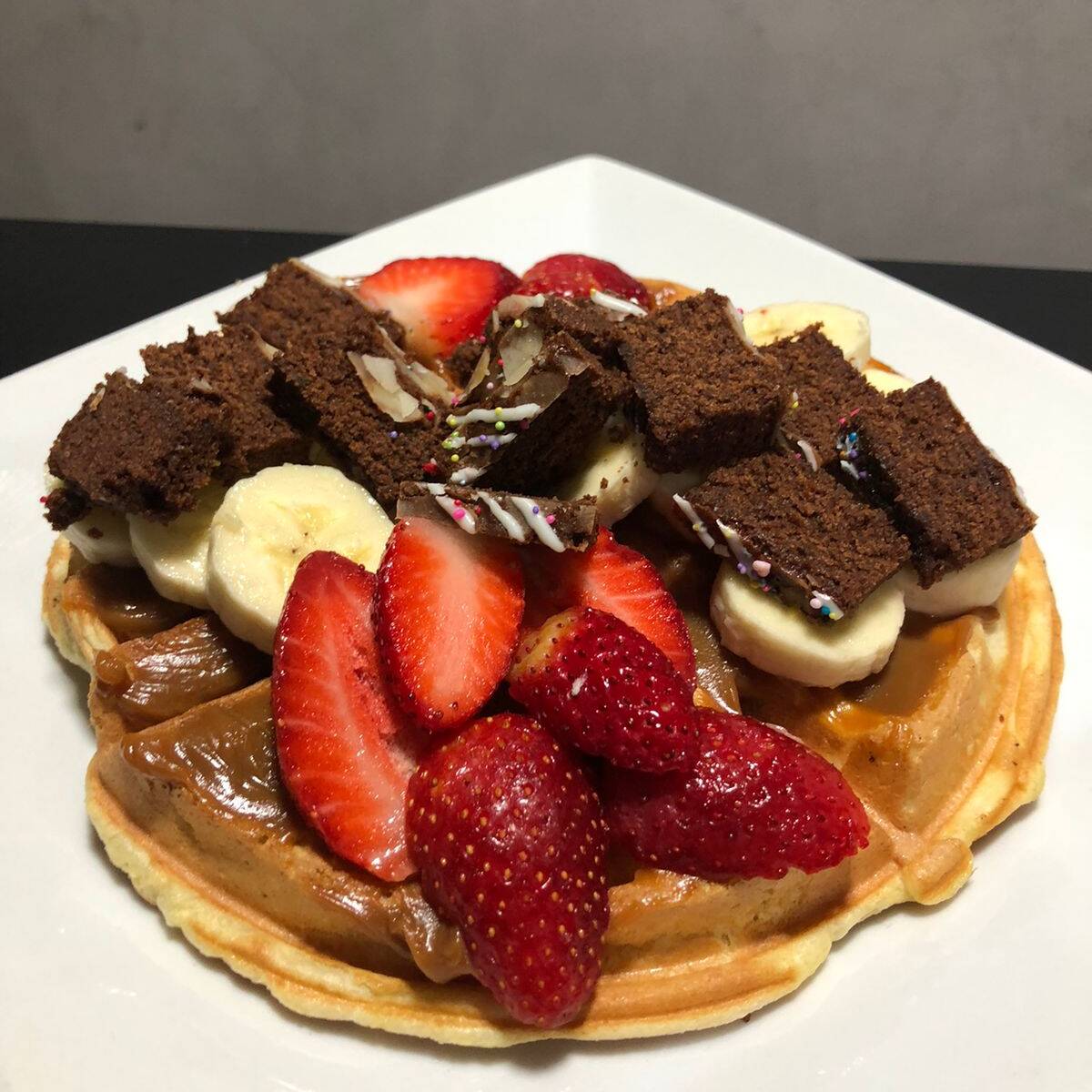 Waffles con Fudge y Pecanas o Brownies