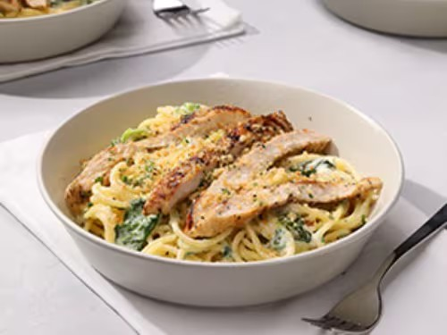 O clássico spaghetti com tiras de frango grelhado, finalizado com nosso delicioso molho alfredo, espinafre e farofa de croutons com parmesão.