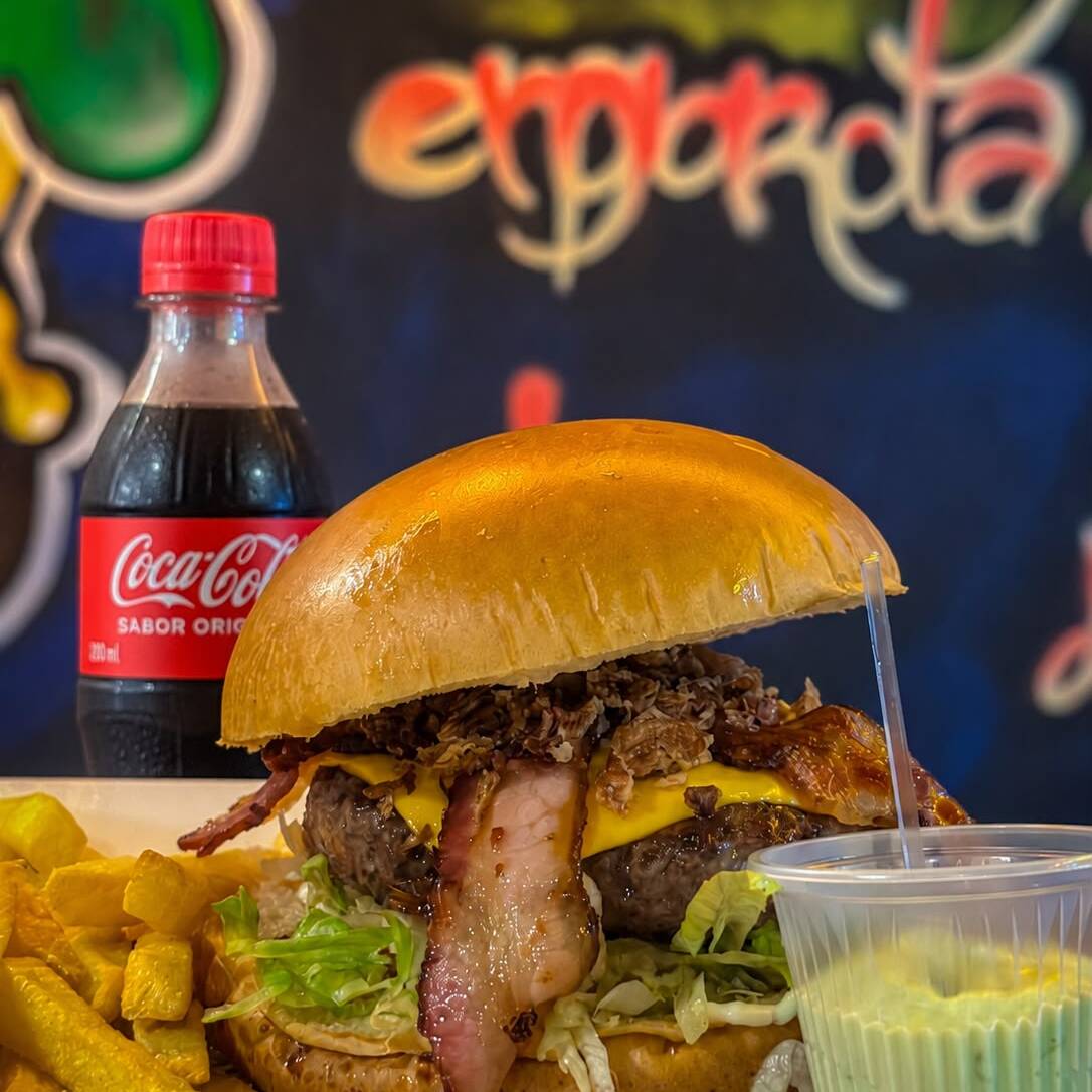 . Pão Brioche, maionese caseira, bacon em fatias , hambúrguer de 150g, queijo cheddar, Alface americano Picles crocante . Acompanha batata frita e coquinha 200ml grátis.