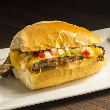 Pão francês e filé mignon grelhado, vinagrete e queijo prato.