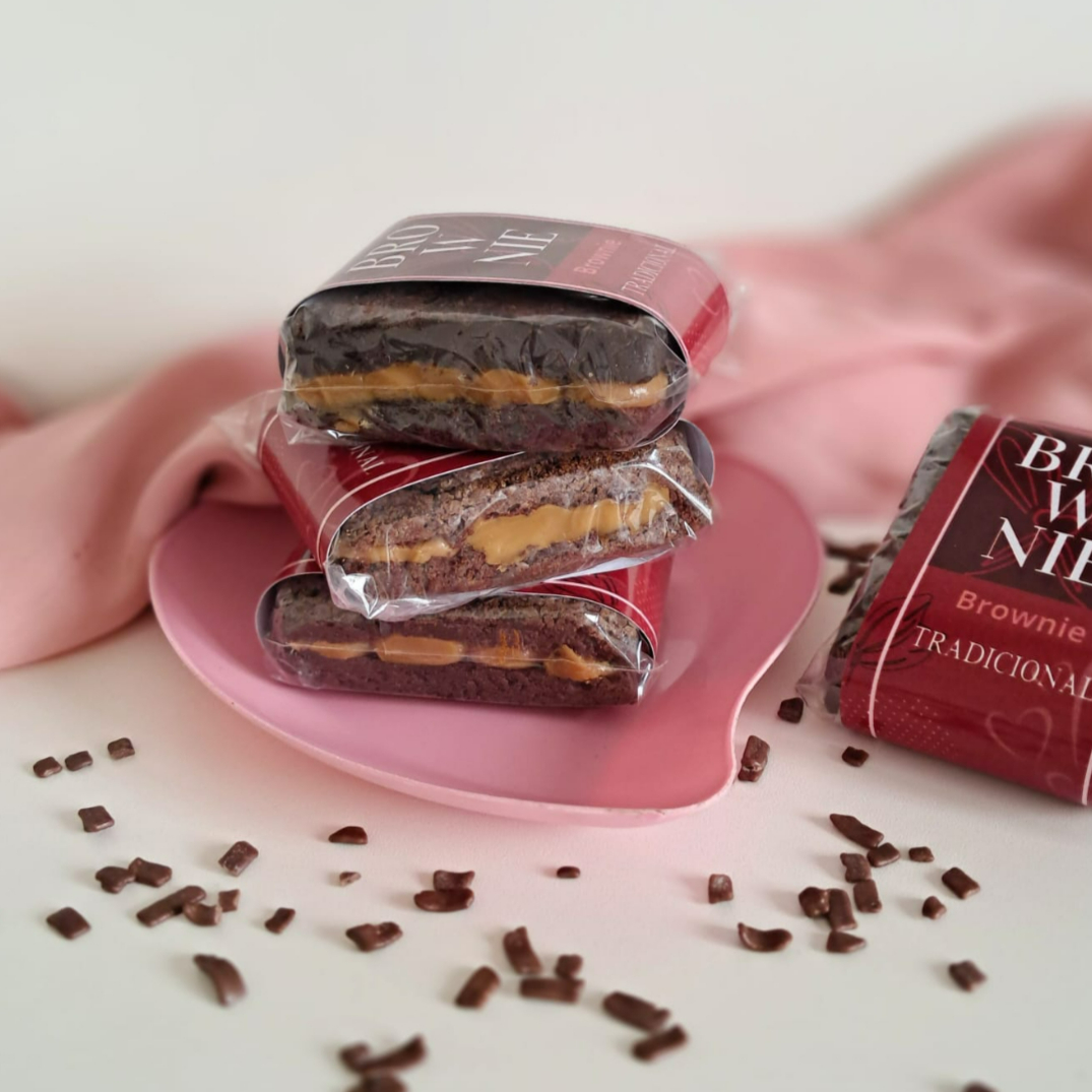 Sensacional brownie recheado com um delicioso doce de leite cremoso artesanal, casquinha do brownie crocante e massa cremosa por dentro uma junção maravilhosa de sabor