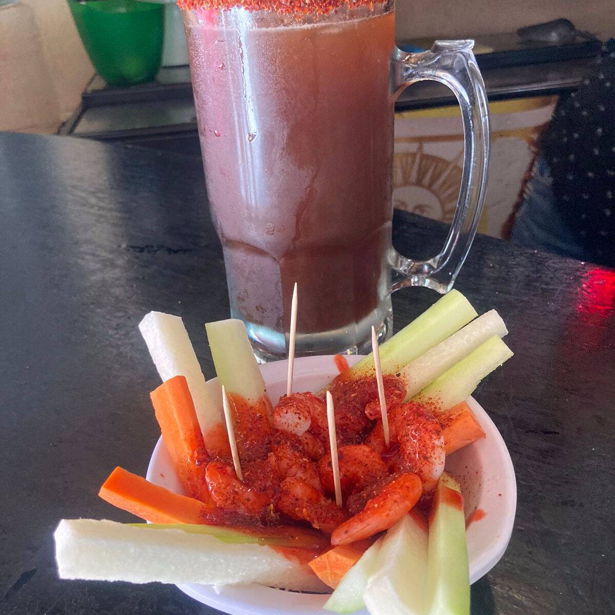Michelada Obscura Con Camarones