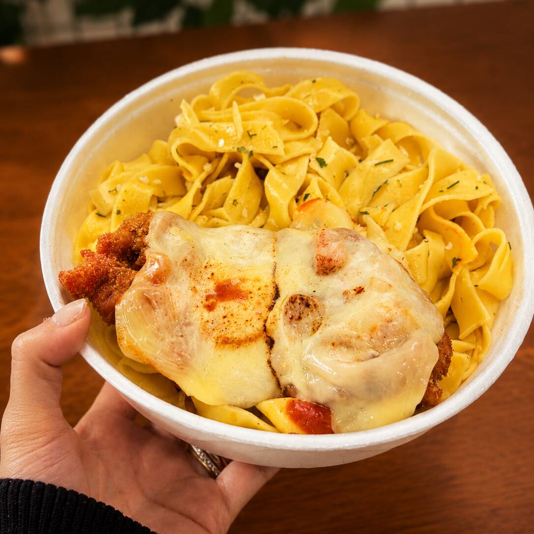Delicioso talharim alho e oleo, acompanhado de filé de frango empanado a parmegiana coberto com molho de tomate artesanal e uma generosa camada de queijo gratinado. Uma combinação clássica, saborosa e irresistível.