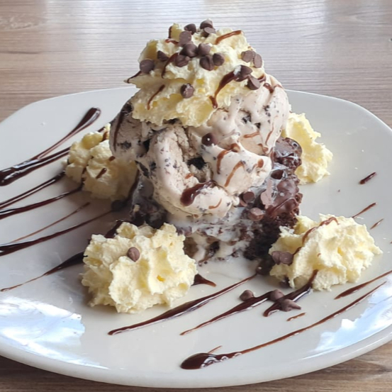 Brownie con Helado y Chantilly