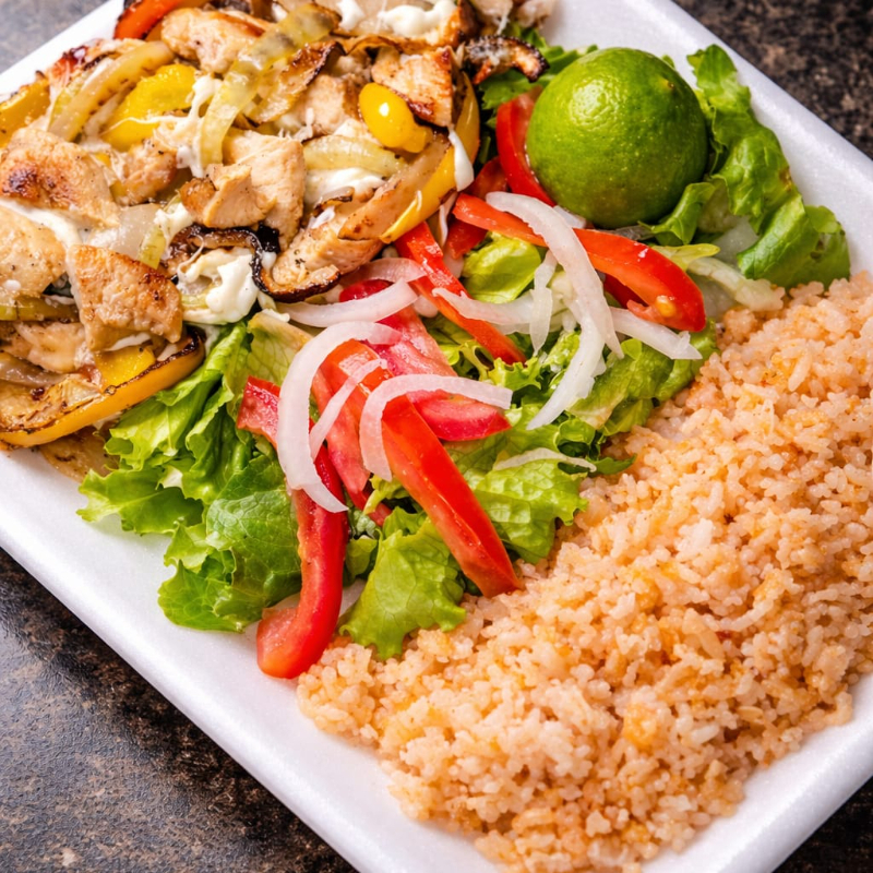 Alambre de pollo con dos guarniciones