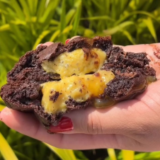 Cookie recheado massa cacau black e recheio ganache cremosa de maracujá