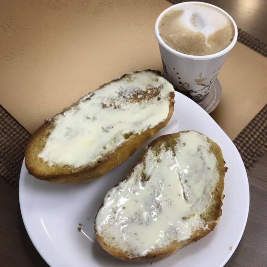 Pão Francês com requeijão + um café com leite pequeno.
