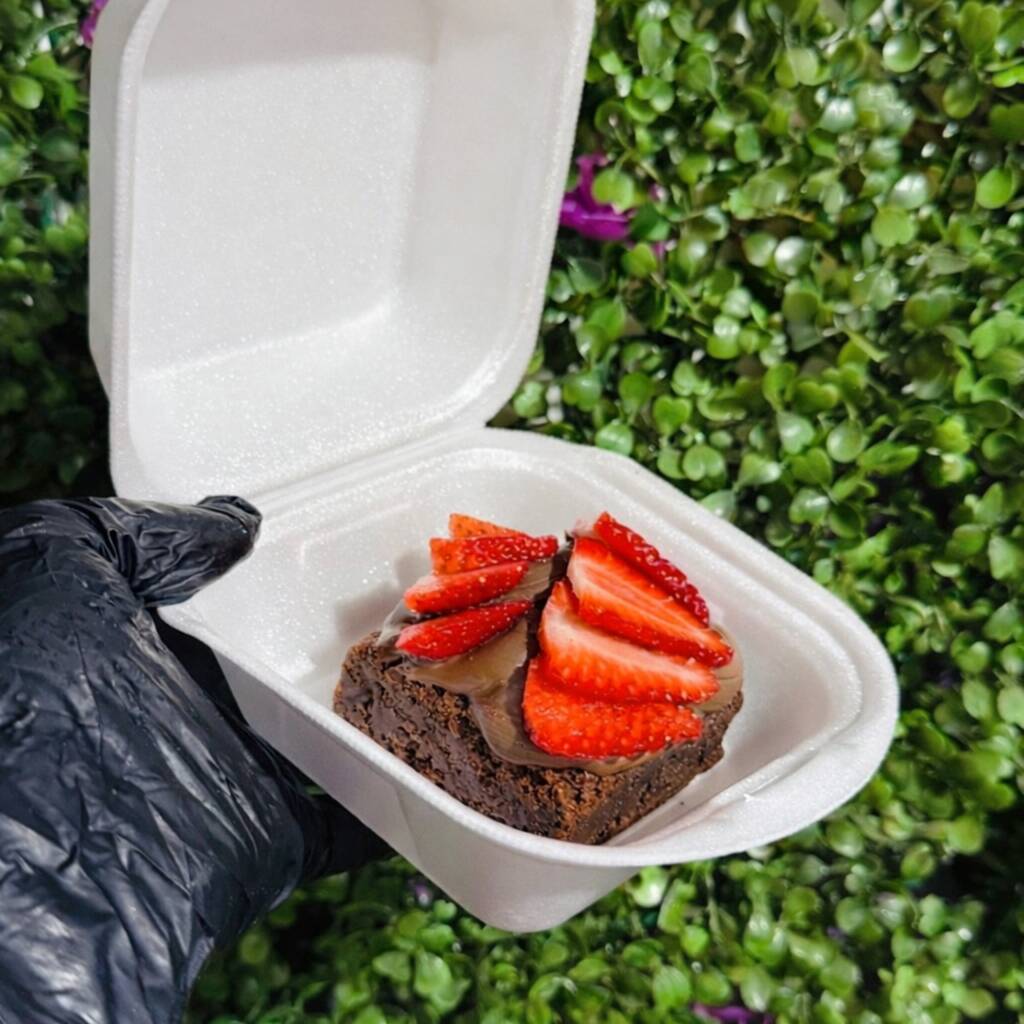 1 brownie quentinho e super suculento, coberto com creme de avelã e morangos frescos. Uma explosão de sabor em cada mordida!
Obs: Sobremesa Pequena, Se Desejar Algo Maior Sugerimos Pedir O "Explosão Nutella Inteiro"