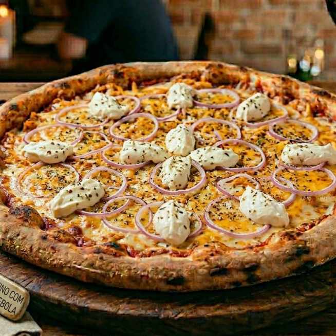 Massa italiana, Muçarela, Molho especial de tomate, queijo do reino, cebola, requeijão, e orégano, acompanha coca cola de um litro.
