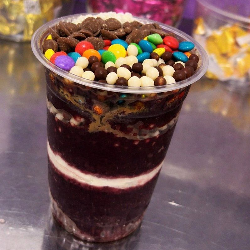 Açai, leite condensado, confete, choco ball, gotas de chocolate e leite em pó