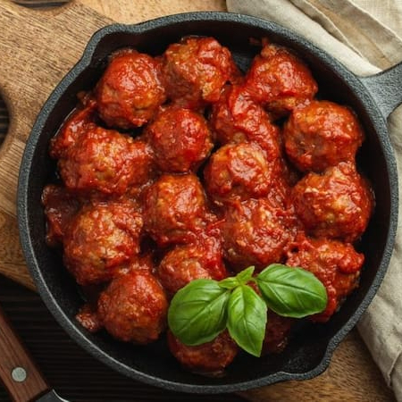 Arroz branco acompanhado por suculentas almôndegas suínas em um saboroso molho de tomates frescos, purê de batata cremoso e batatas fritas. (Feijão e salada à sua escolha.)