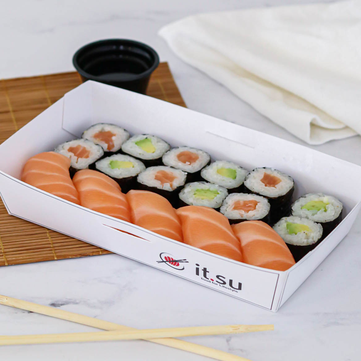 Caixa media 17 peças 5 peças Niguiri de Salmão 6 peças Hossomaki Salmão 6 peças Hossomaki Avocado