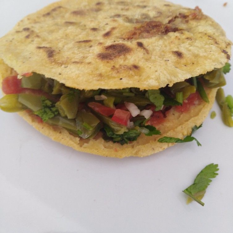 Gordita al comal de maíz con Ensalada de Nopales