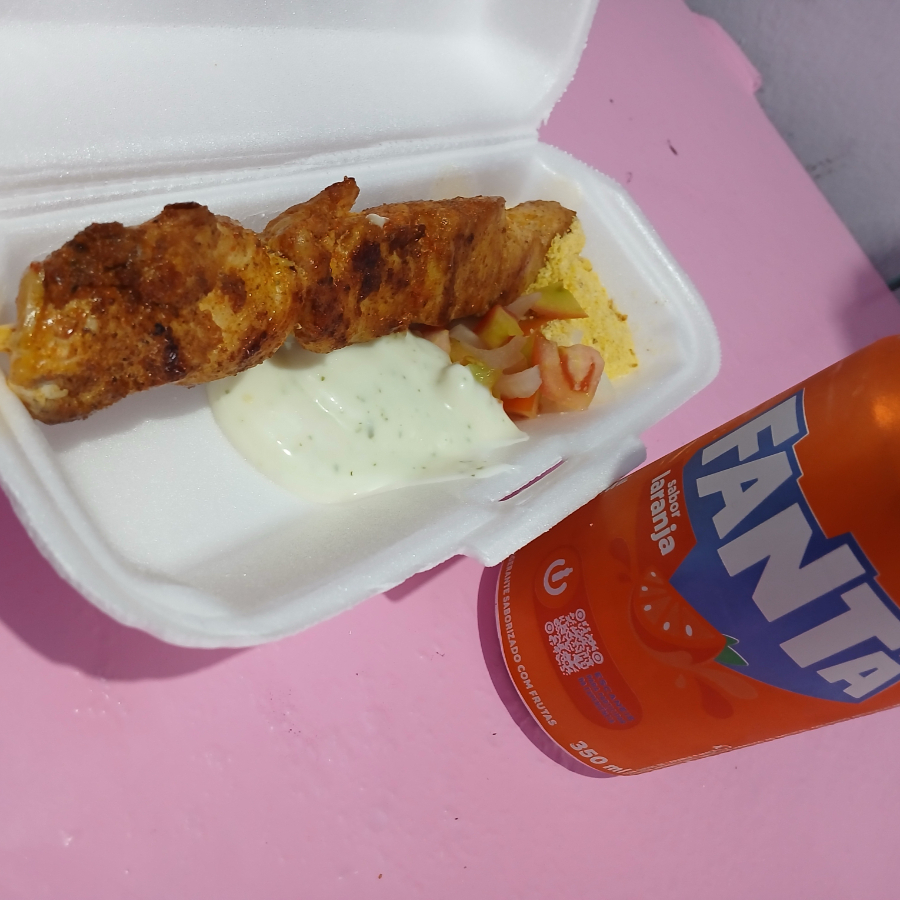 Espetinho de frango +fanta de 350ml + farofa + maionese Caseria + vinagrete