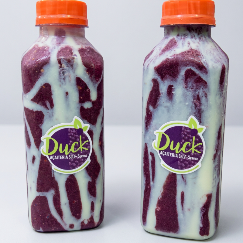 As paredes da garrafa são todas lambuzadas com muita Nutella® original, recheada com nosso açaí cremoso e camadas generosas de leite em pó (Ninho) e creme de leite condensado.