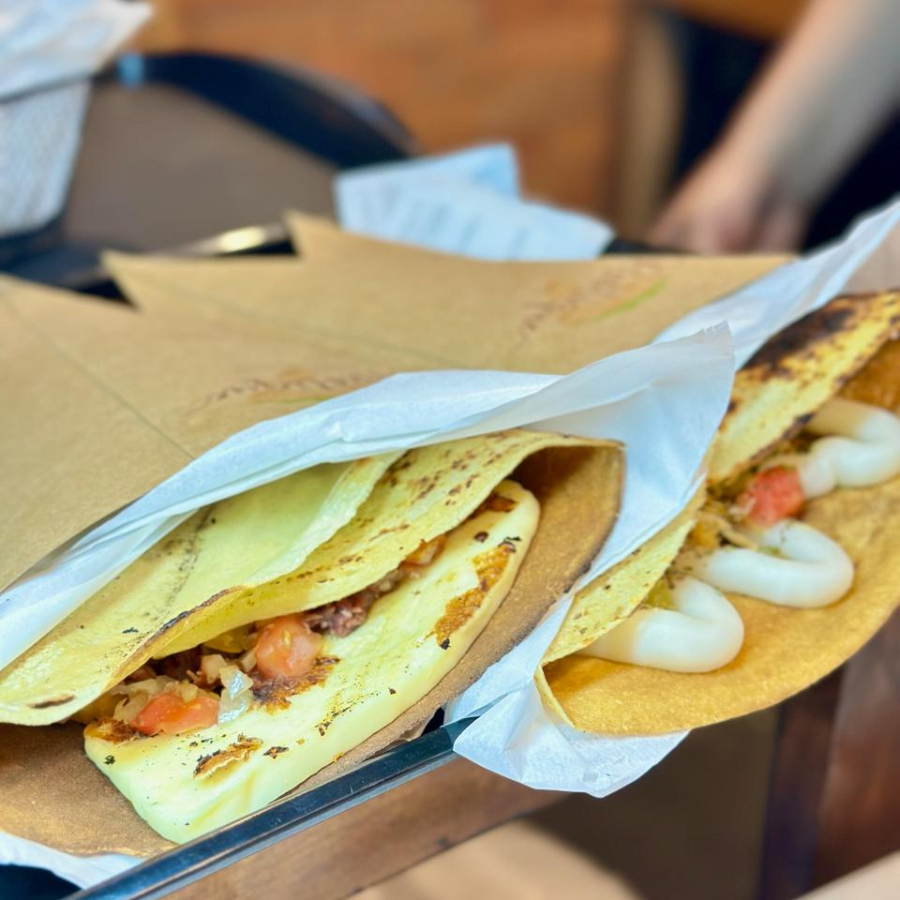 BANANA, QUEIJO COALHO ASSADO E MEL DE ENGENHO