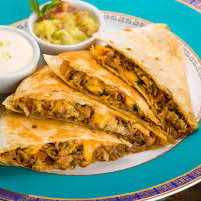 TORTILHA DE TRIGO 30 CM - RECHEADA COM MACHACA (MOLHO À BASE DE CARNE DESFIADA,FEIJÃO VERMELHO, PIMENTÕES E TEMPEROSDA CASA) E QUEIJO. ACOMPANHA 1 MOLHO À SUA ESCOLHA.