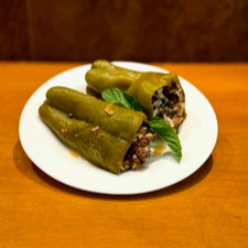 "Saboroso pimentão recheado com carne moída temperada e arroz, cozido em um molho de tomate artesanal que realça cada sabor. Uma combinação saudável e deliciosa para quem ama pratos tradicionais e reconfortantes!"