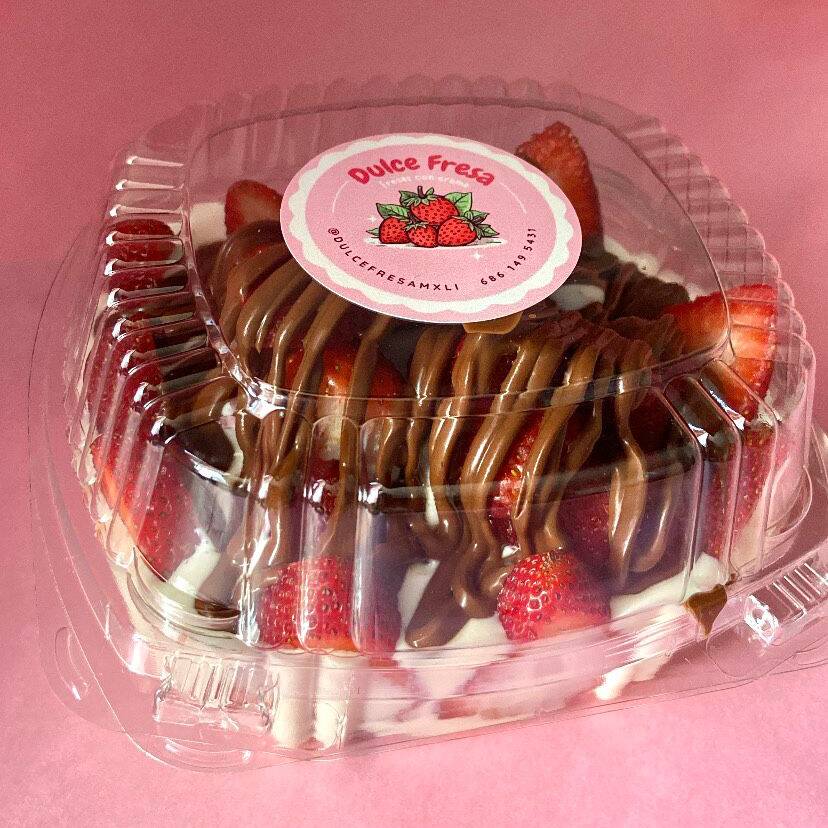 CHAROLA DE FRESAS CON CREMA Y NUTELLA