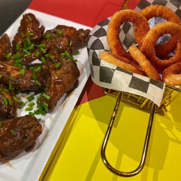 Combo 8 Alitas + Aros de Cebolla