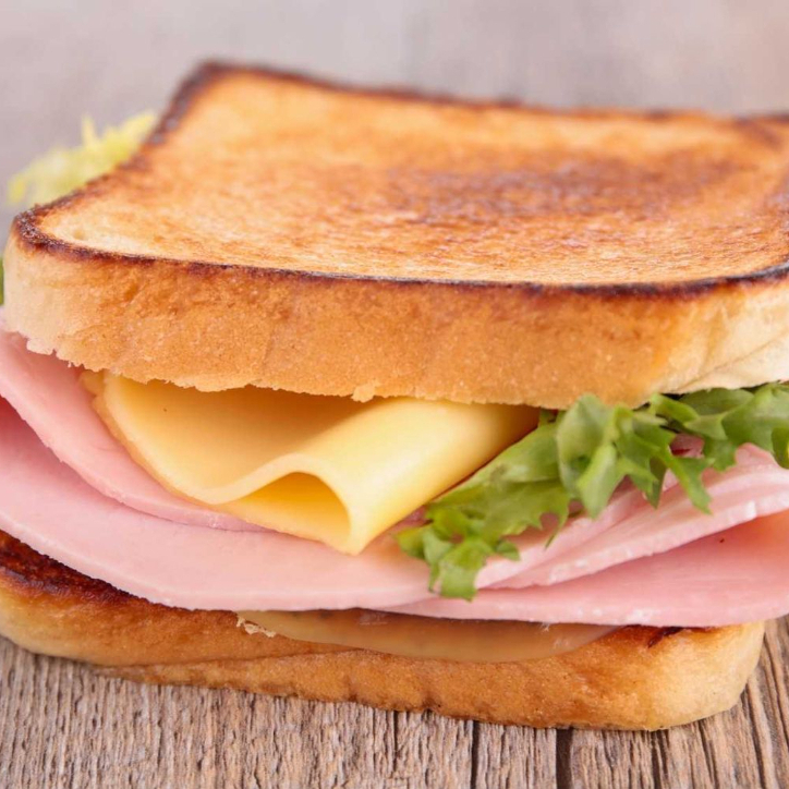 SANDWICH SENCILLO DE JAMON Y QUESO