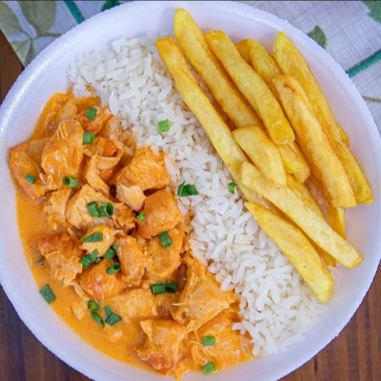 Marmita com delicioso filé de frango ao molho estrogonofe acompanhado de arroz branco soltinho e batata frita (enviada separadamente). Marmita P (500 ml), aprox. 400 gramas, serve 1 pessoa