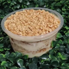 massa branca fofinha e molhadinha, recheado com creme cremoso de amendoim com ninho, tem pedaços de amendoi. É o melhor bolo de poted de amendoim