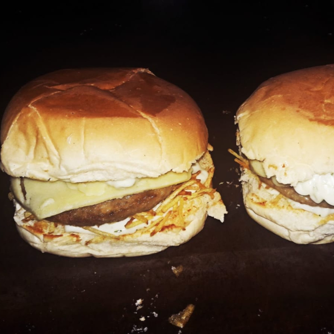 CLONE DE HAMBURGUER, MUSSARELA E PRESUNTO