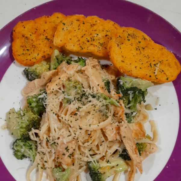 Pasta Fetucinni Pollo y Brócoli