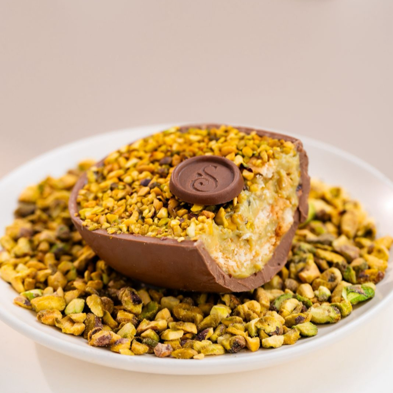 Casca de chocolate belga com brigadeiro de pistache e crocância de palha italiana. Sofisticado e surpreendente. Aprox. 280g