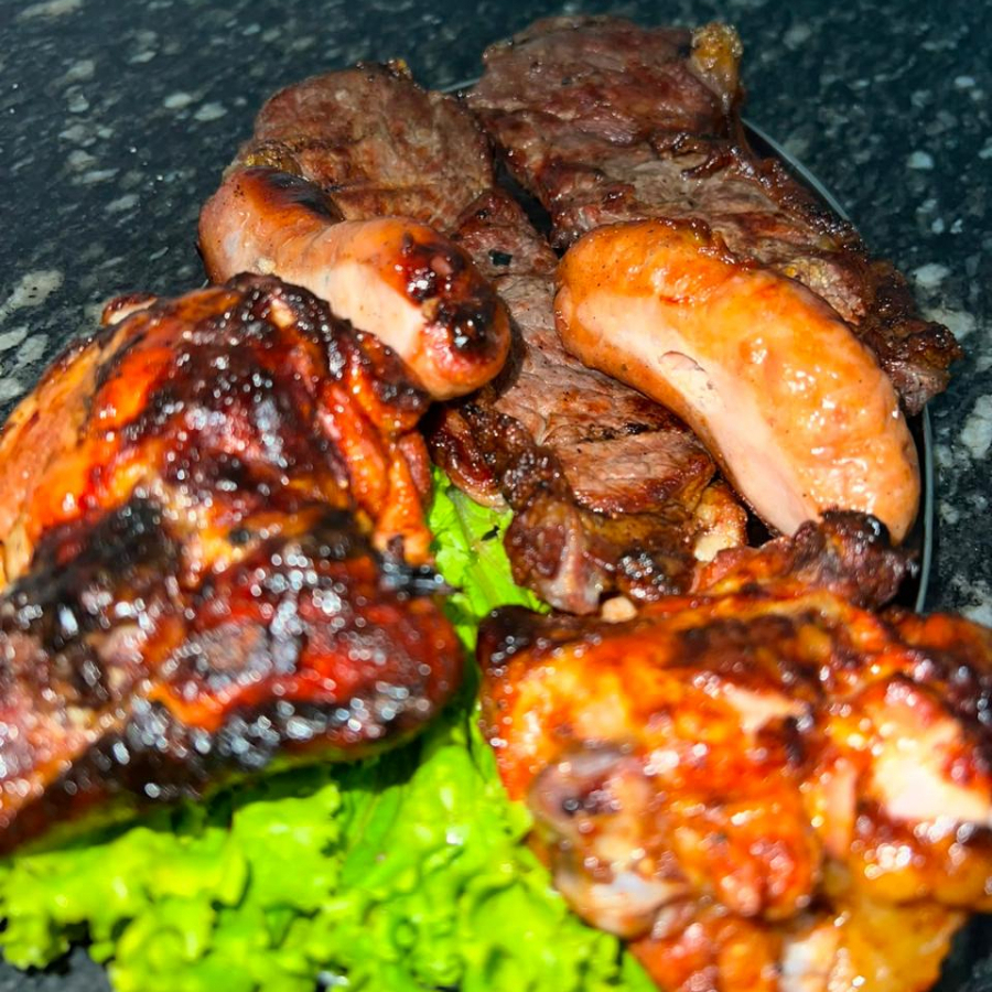 2 fatias de filé especial, 2 coxas de frango e 2 toscanas. Acompanhamentos: farofa e salada vinagrete.