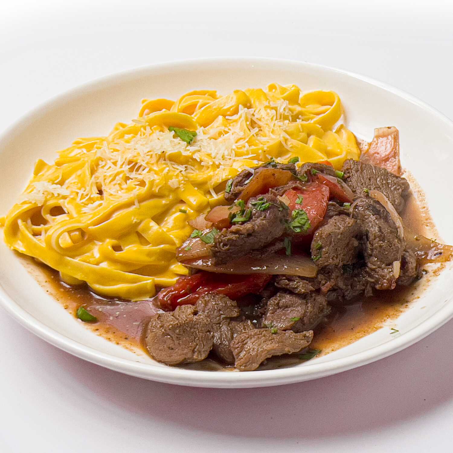 Fetuccinis a la Huancaína con Lomo Saltado