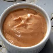 Molho Rose preparado com maionese, mostarda e ketchup